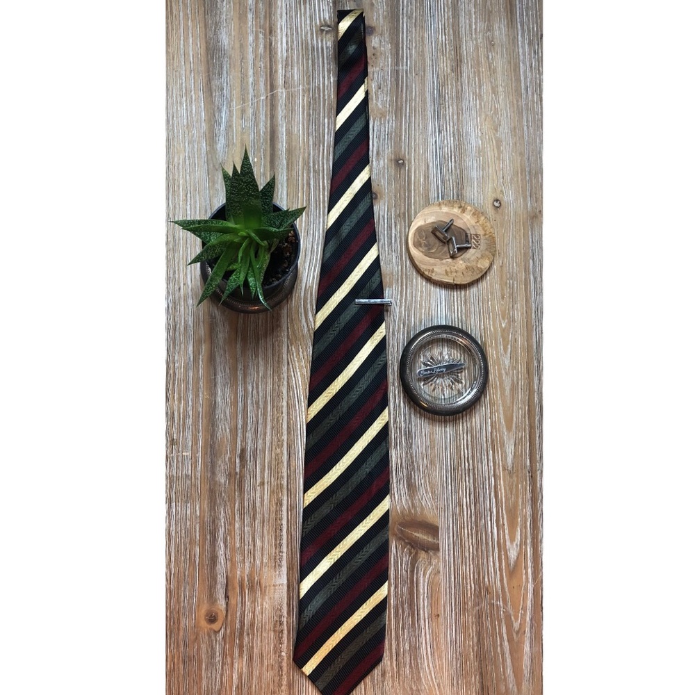 Traditional silk tie with diagonal stripes